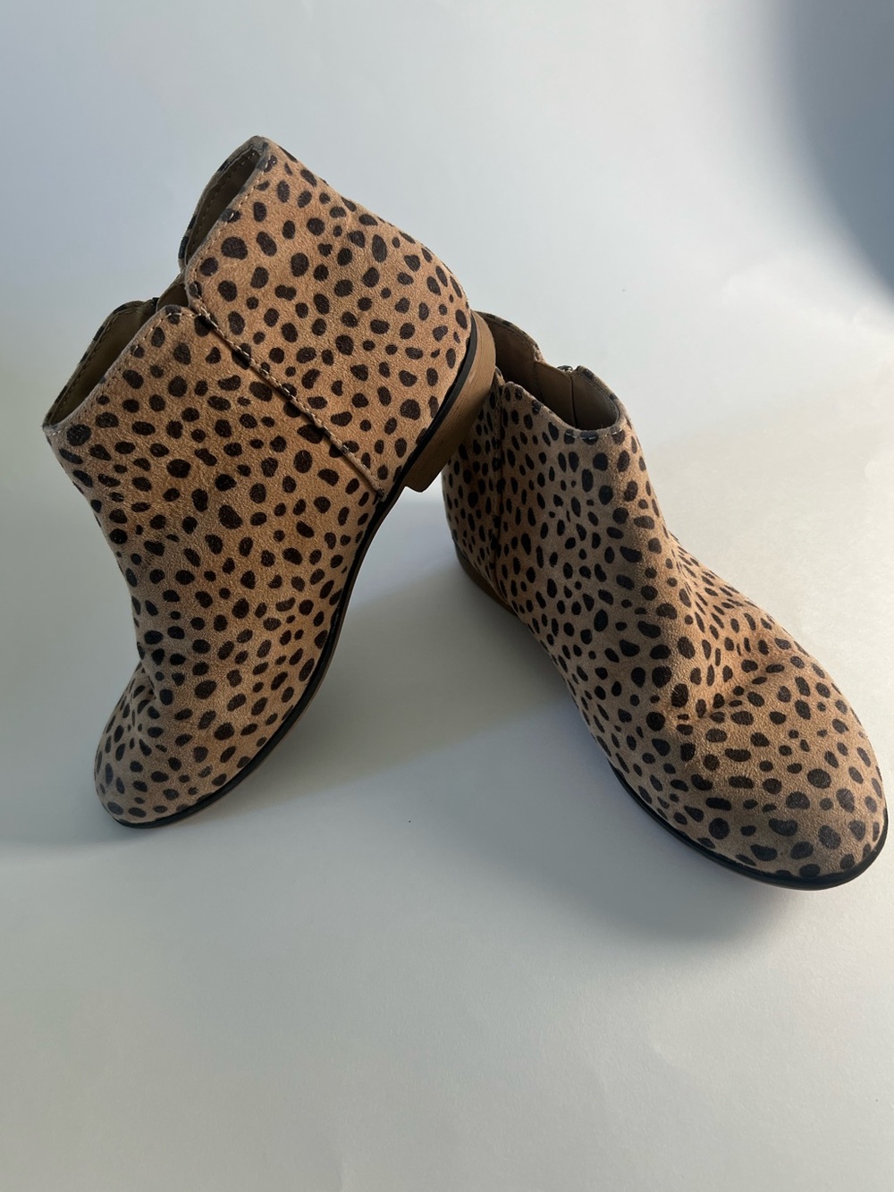 Girlโs Cat & Jack Tan with Black Leopard-Print Booties Size 2